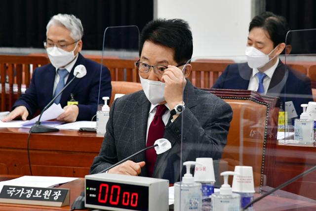 박지원 국가정보원장이 16일 오전 국회에서 열린 정보위원회 전체회의에서 안경을 만지고 있다. . 오대근기자