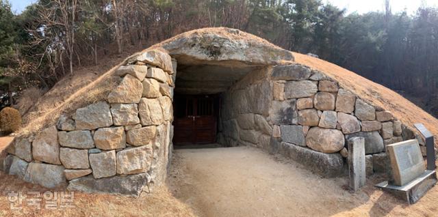 안동민속촌의 석빙고. 낙동강에서 많이 잡히는 빙어를 저장하던 시설로, 댐 수몰지역인 옛 예안면 소재지에서 옮겨왔다.