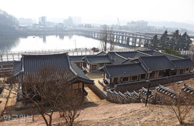 낙동강가 햇살이 따사로운 산기슭에 자리 잡은 임청각. 임시정부 초대 국무령 이상룡 선생을 비롯해 11명의 독립운동가를 배출한 집이다.