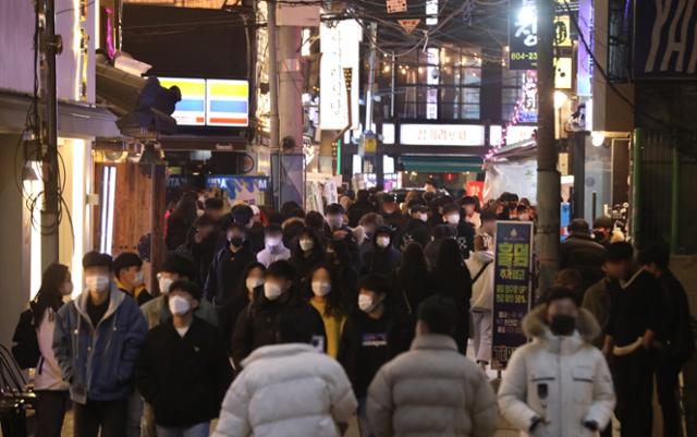 거리두기가 1.5단계로 완화된 15일 오후 부산 부산진구 서면 술집거리 일대가 시민들로 북적이고 있다. 뉴스1