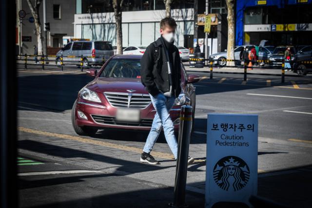 지난 8일 서울 송파구의 한 스타벅스 DT 점, 인도로 통행하는 보행자 바로 뒤로 차량이 진입 중이다.