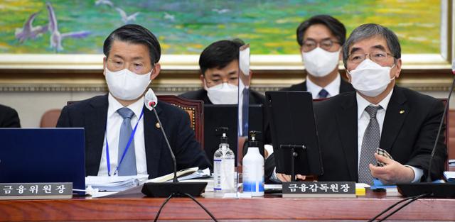 은성수(왼쪽) 금융위원장과 윤석헌 금융감독원장이 17일 국회에서 열린 정무위원회 전체회의에 출석하고 있다. 오대근 기자