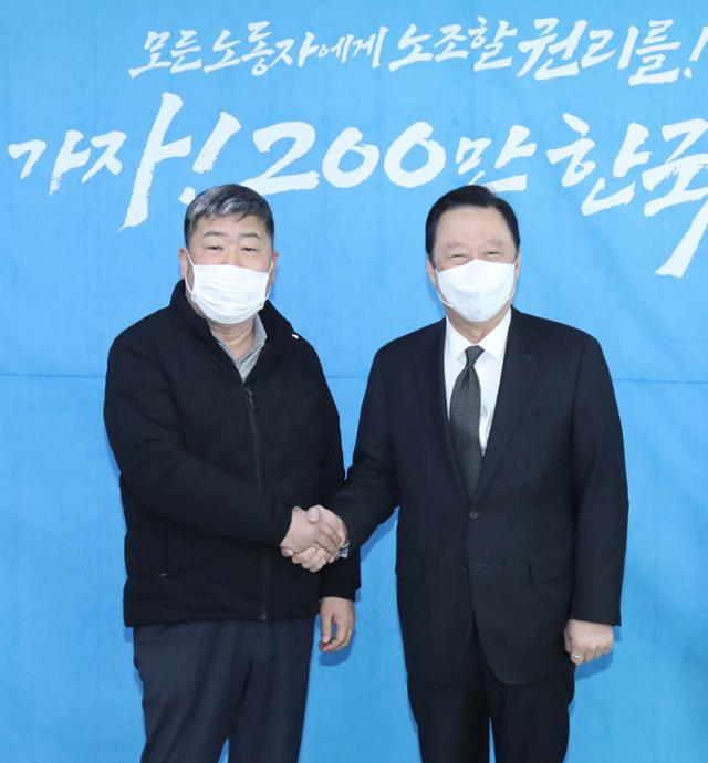 박용만(오른쪽) 대한상공회의소 회장이 17일 오전 서울 영등포구 한국노총을 방문, 김동명 위원장과 간담회에 앞서 기념촬영을 하고 있다. 대한상의 제공