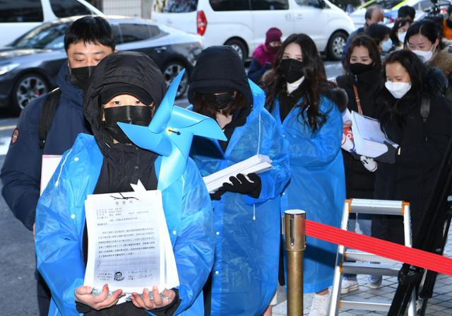 주한 외국인들이 양부모에게 학대를 당해 숨진 16개월 영아 ‘정인이 사건’의 증인신문이 열린 17일 서울 양천구 서울남부지법양에 부모의 엄벌을 촉구하는 내용의 진정서를 접수하고 있다. 왕태석 선임기자