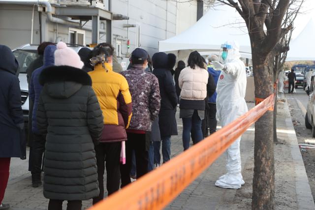 17일 경기도 남양주시 진건읍 진관산업단지에서 근로자들이 신종 코로나바이러스 감염증(코로나19) 검사를 위해 줄지어 대기하고 있다. 이 산업단지의 한 공장에서 직원 114명이 코로나19 확진 판정받았다. 연합뉴스