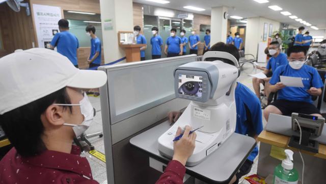 2021년도 첫 병역판정검사가 시작된 17일 오전 경기도 수원시 경인지방병무청에서 입영대상자들이 신체검사를 받고 있다. 뉴스1