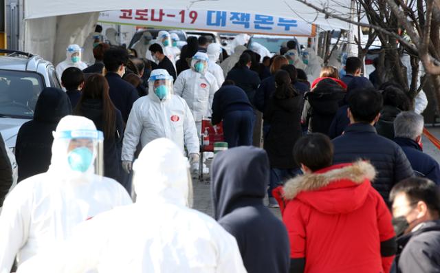 17일 (코로나19 집단감염이 발생한 경기 남양주 진관산업단지 내 한 플라스틱 공장 인근 선별진료소 앞에 공단 근무자들이 검사를 받기 위해 대기하고 있다. 뉴시스