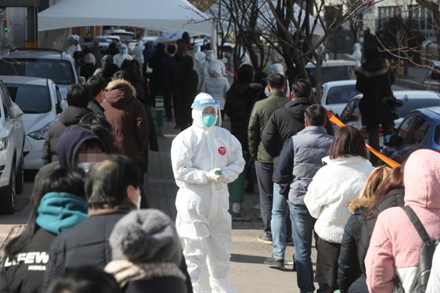 17일 경기도 남양주시 진건읍 진관산업단지에서 근로자들이 신종 코로나바이러스 감염증(코로나19) 검사를 위해 줄지어 대기하고 있다. 이 산업단지의 한 공장에서 직원 114명이 코로나19 확진 판정받았다.연합뉴스