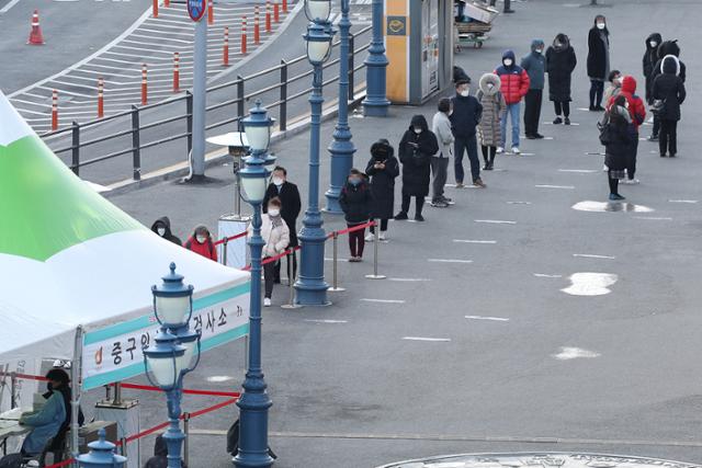 코로나19 신규 확진자수가 600명 대를 기록한 17일 오전 서울역광장에 마련된 임시선별검사소에서 시민들이 검사를 위해 대기하고 있다. 연합뉴스