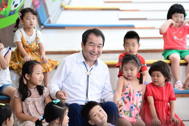 김충섭 김천시장이 환한 표정으로 어린이들과 담소를 나누고 있다. 김천시 제공