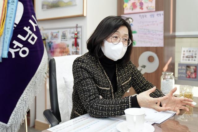 은수미 성남시장이 16일 성남시청 시장 집무실에서 한국일보와 인터뷰하고 있다. 성남시 제공