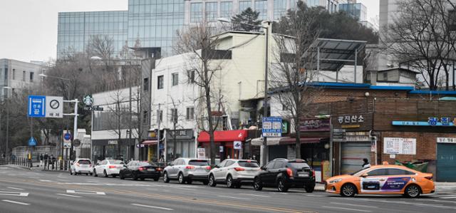 설연휴였던 지난 14일 서울 성북구 스타벅스 종암DT점, 드라이브 스루를 이용하려는 차량들이 도로에 길게 늘어서 있다.