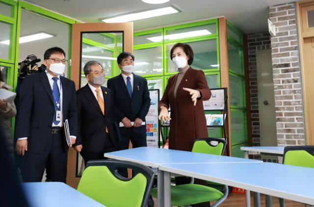 유은혜 부총리 겸 교육부 장관이 17일 고교학점제 시범 운영중인 경기 구리시 갈매고등학교를 방문해 둘러보고 있다. 교육부 제공