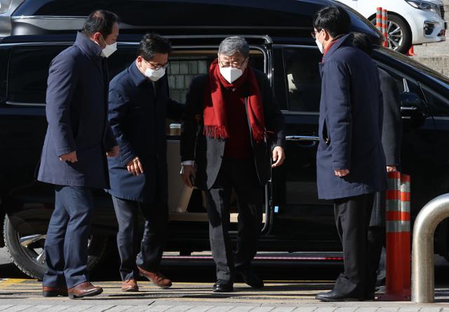 가사도우미를 성폭행하고 비서를 추행한 혐의로 기소된 김준기(왼쪽 세 번째) 전 DB그룹(옛 동부그룹) 회장이 18일 서울중앙지법에서 열린 항소심 선고 공판에 출석하고 있다. 이날 항소심 재판부는 김 전 회장에게 원심과 같은 징역 2년 6월에 집행유예 4년을 선고했다. 연합뉴스