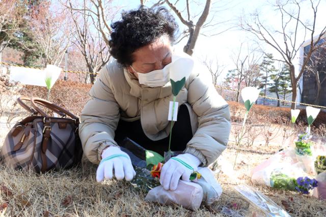 대구 지하철 화재 참사 유족이 18일 오전 대구 동구 용수동 대구시민안전테마파크에서 열린 대구지하철화재참사 18주기 추모식에 참석해 희생자를 기리며 오열하고 있다. 뉴스1