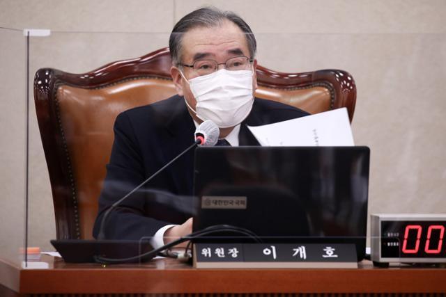 17일 국회에서 열린 농림축산식품해양수산위원회 전체회의에서 이개호 위원장이 발언하고 있다. 오대근 기자