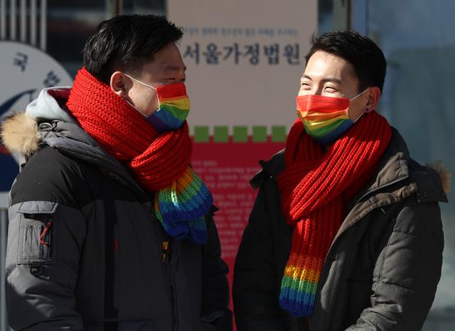 18일 오전 서초구 서울행정법원 앞에서 소송 당사자 소성욱(왼쪽)·김용민 부부가 '동성 배우자 건강보험 피부양자 소송 기자회견' 시작에 앞서 미소를 짓고 있다. 연합뉴스