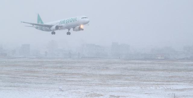 제주에 강풍과 폭설이 몰아친 18일 오전 에어서울 항공기가 제주국제공항 활주로에 착륙하고 있다.연합뉴스