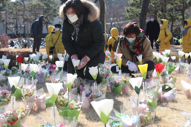 18일 오전 대구 동구 용수동 대구시민안전테마파크에서 열린 대구지하철화재참사 18주기 추모식에 참석한 희생자 유족들이 한송이 꽃으로 남은 희생자를 기리며 오열하고 있다. 대구=뉴스1