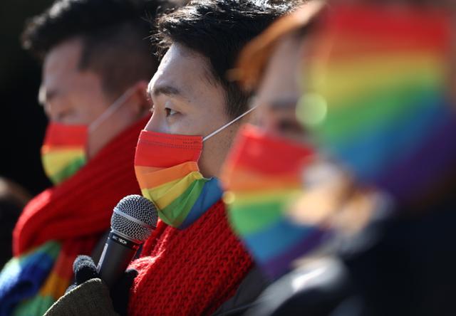 18일 오전 서초구 서울행정법원 앞에서 열린 '동성 배우자 건강보험 피부양자 소송 기자회견'에서 소송 당사자 김용민씨가 발언하고 있다. 연합뉴스