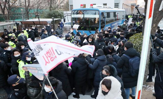 지난 17일 정인(가명)양을 입양한 후 수개월간 학대해 사망에 이르게 한 혐의를 받는 양모 장모씨가 서울 양천구 서울남부지방법원에서 열린 2차 공판을 마친 뒤 호송차로 법원 청사를 나서자 시민들이 차량을 둘러싸고 격렬히 항의하고 있다. 뉴스1