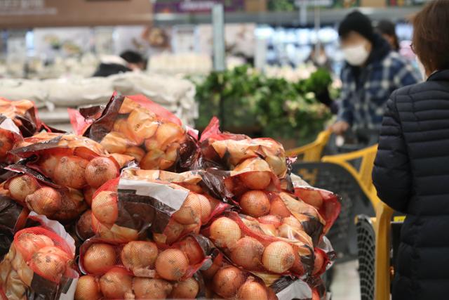 한국농수산식품유통공사 농산물 유통정보에 따르면 먹거리 가격이 크게 올랐다. 전년 대비 양파(1㎏)는 2,575원으로 59.6%, 쌀(20㎏)은 5만9,870원으로 15.6%, 고구마(1㎏)는 6,042원으로 43.0% 뛰었다. 사진은 지난달 15일 서울의 한 대형마트에서 양파를 고르는 시민. 연합뉴스