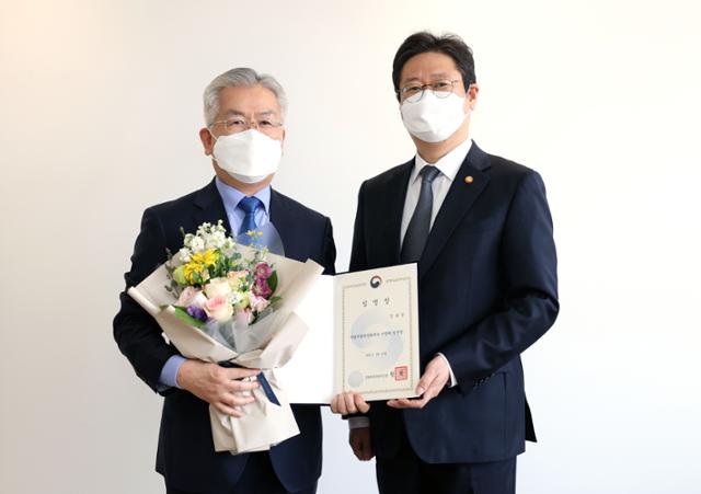 황희 문화체육관광부 장관(오른쪽)이 18일 서울 종로구 국립현대미술관 서울관에서 김용삼 신임 국립박물관문화재단 사장에게 임명장을 수여한 뒤 기념촬영을 하고 있다. 문화체육관광부 제공.