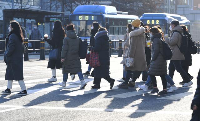 18일 오전 서울 강서구 등촌역 인근에서 시민들이 출근길 발걸음을 옮기고 있다. 배우한 기자