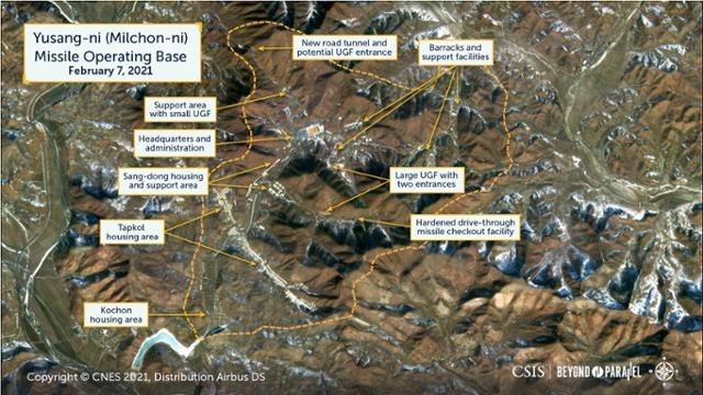 미국 전략국제문제연구소가 18일 북한 전문 사이트에 공개한 북한 유상리 마사일 기지 위성사진. 점선 안에 여러 미사일 관련 시설이 들어선 것으로 추정됐다. Beyond Parallel 홈페이지 캡처