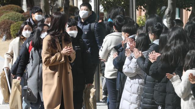 19일 오전 부산 부산진구 양동초등학교에서 6학년 졸업생들이 후배들의 박수를 받으며 졸업식을 마치고 있다. 뉴스1