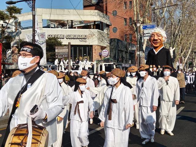 19일 오전 故 백기완 선생의 운구 행렬이 대학로에서 서울시청 앞 광장 방면으로 이동하고 있다. 최다원 기자