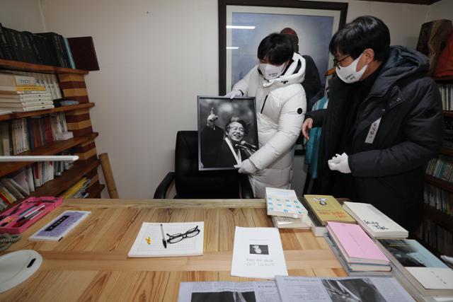 고 백기완 선생 영결식이 열린 19일 오전 서울 중구 대학로 통일문제연구소에서 노제를 지내며 영정이 연구소를 돌아보고 있다. 연합뉴스