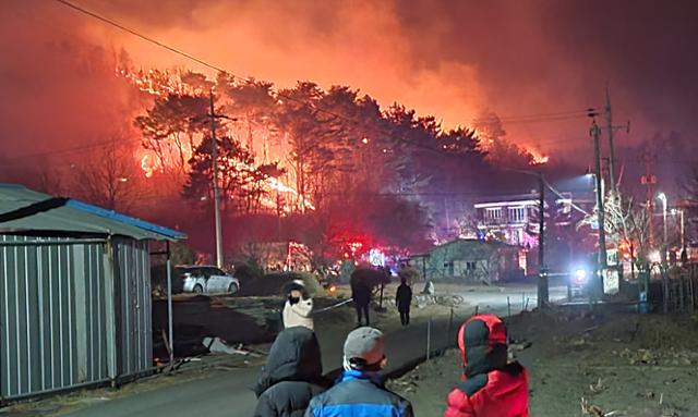 19일 강원 양양군 양양읍 사천리의 야산에서 화재가 발생해 점차 번지고 있다. 연합뉴스