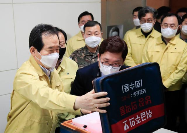 정세균 국무총리가 20일 경기 성남시 SK바이오사이언스를 방문해 신종 코로나바이러스 감염증(코로나19) 백신 수송 물품 샘플을 살펴보고 있다. 뉴시스