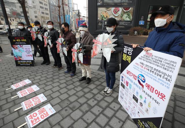 가습기살균제 참사 피해자 등이 모인 '가습기살균제기업책임배·보상추진회' 관계자들이 20일 서울 마포구 이마트 신촌점 앞에서 가습기살균제 제조판매사들의 피해자들에 대한 사과와 합당한 배·보상 등을 촉구하는 기자회견을 하고 있다. 연합뉴스