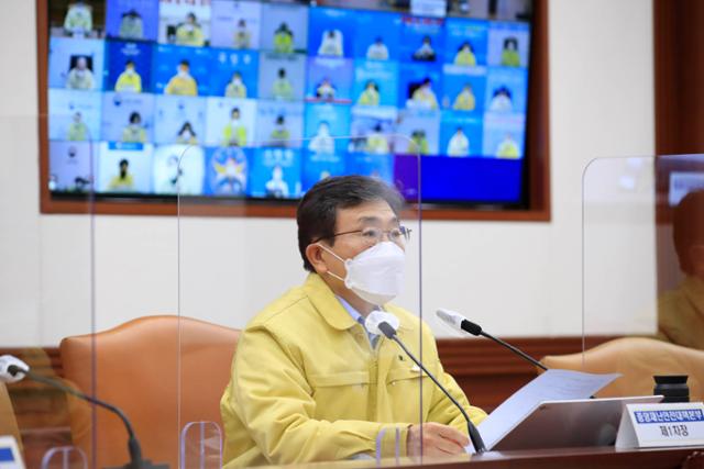 권덕철 중앙재난안전대책본부 1차장이 20일 오전 서울 종로구 정부서울청사에서 열린 코로나19 대응 중대본 회의에 참석해 모두발언을 하고 있다. 뉴시스