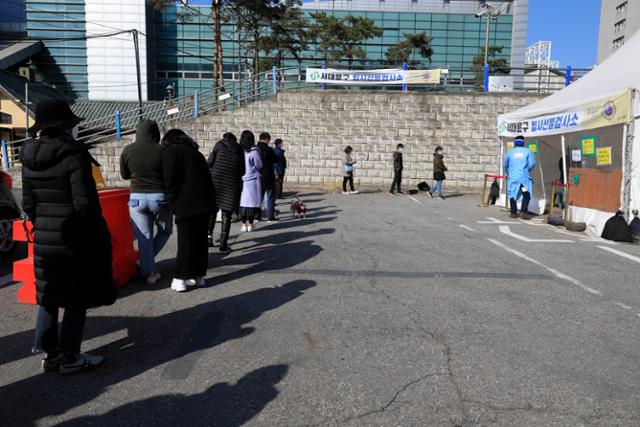 20일 오후 신촌 기차역 광장에 설치된 서대문구 코로나19 임시선별검사소에서 시민들이 검사를 받기 위해 대기하고 있다. 뉴시스