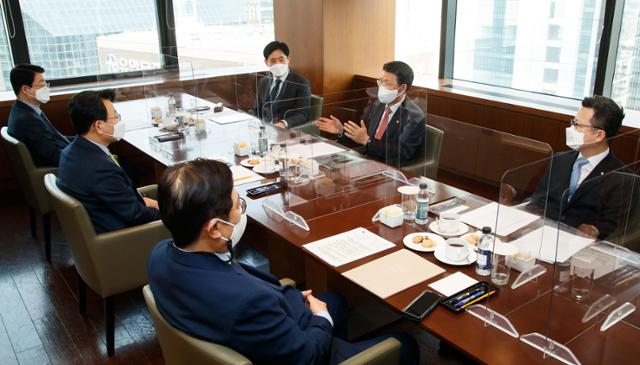 은성수 금융위원장이 22일 서울 중구 은행회관에서 금융협회장 간담회를 하고 있다. 왼쪽 아래부터 시계방향으로) 박재식 저축은행중앙회장, 김광수 은행연합회장, 정희수 생명보험협회장, 김주현 여신금융협회장, 은성수 금융위원장, 정지원 손해보험협회장. (금융위원회 제공)