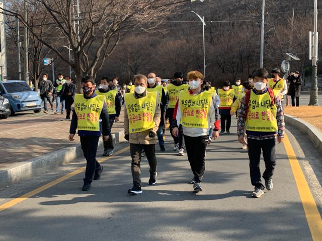 숨진 정유엽 군의 아버지 정성재(54. 왼쪽 2번째)씨가 22일 오전 숨진 정군의 사망원인 조사와 공공의료화충을 요구하며 경산중앙병원 앞에서 청와대까지 도보 행진을 시작하고 있다. 김재현 기자 k-jeahyun@hankookilbo.com