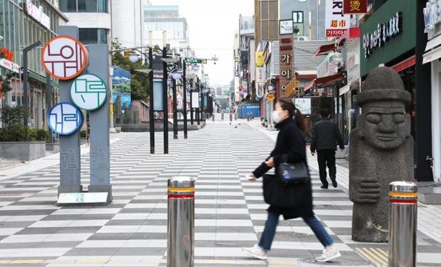 지난해 2월 제주시 연동 누웨마루 거리가 텅 비어 있다. 뉴스1