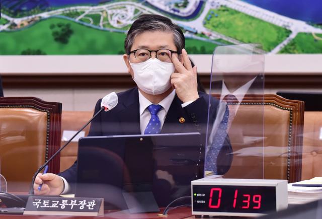 변창흠 국토교통부 장관이 22일 서울 국회 본관에서 열린 제384회 국회(임시회) 국토교통위원회 제5차 전체회의에 출석해 질의에 답변하고 있다. 오대근 기자