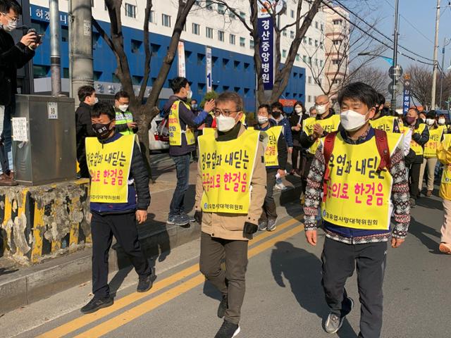 숨진 정유엽 군의 아버지 정성재(54. 가운데)씨가 22일 오전 숨진 정군의 사망원인 조사와 공공의료화충을 요구하며 경산중앙병원 앞에서 청와대까지 도보 행진을 시작하고 있다. 김재현 기자 k-jeahyun@hankookilbo.com