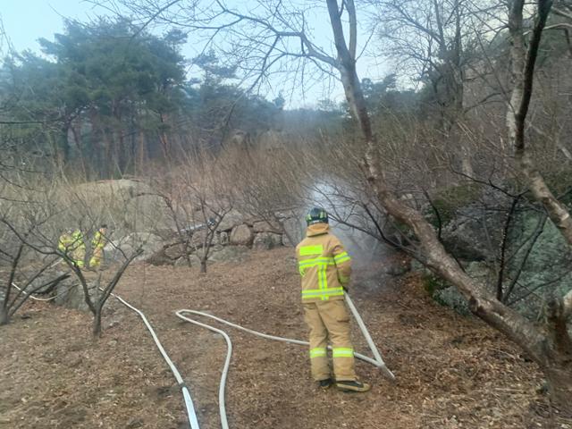 지난 21일 오후 경남 하동군 악양면 구재봉에서 난 산불현장에서 소방대원들이 진화작업을 하고 있다. 경남소방본부 제공