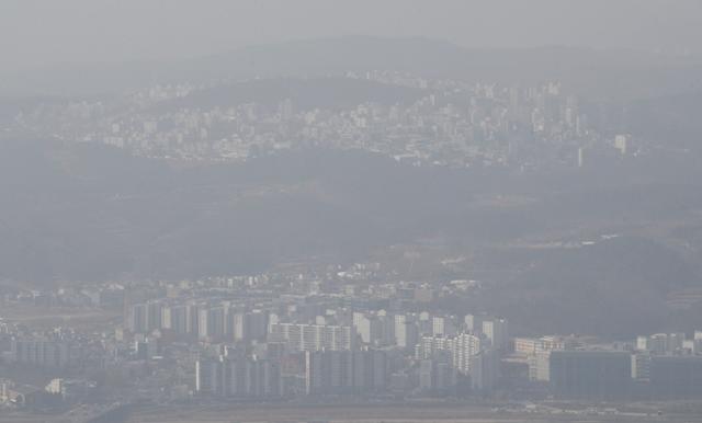 (울산=뉴스1) 울산지역 미세먼지와 초미세먼지 농도가 나쁨 수준을 보인 지난 1월 13일 울산 북구 무룡산에서 바라본 도심이 회색빛으로 뿌연 모습을 보이고 있다.