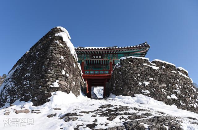 금성산성의 남문인 보국문. 거친 암반 위에 세워져 있다.