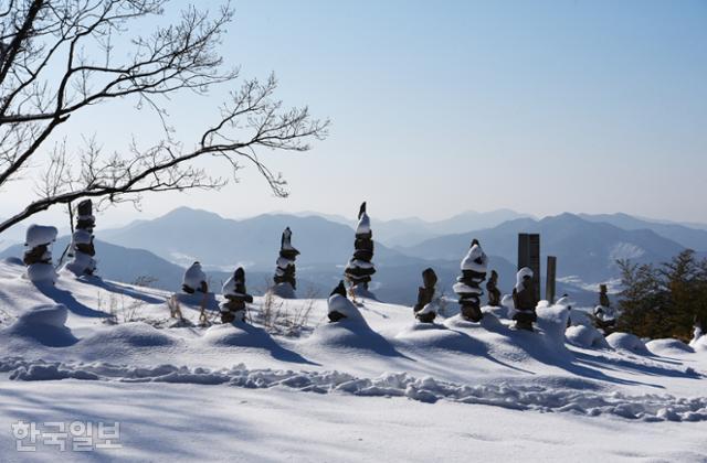 금성산성 충용문 부근에 처절하게 스러져 간 동학농민군을 추모하듯 여러 개의 돌탑이 세워져 있다.