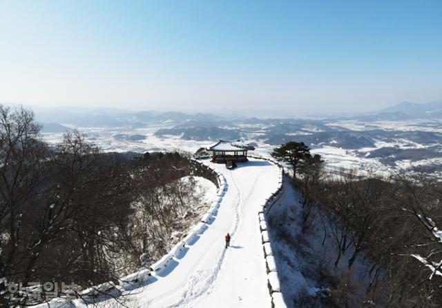 금성산성 보국문은 너머로 담양의 낮은 산과 들판이 펼쳐진다. 석축 위에 곡선으로 낮은 담장을 두르고 있어 조형미가 빼어나다.