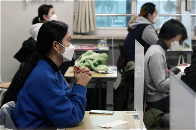 2021학년도 대학수학능력시험일이었던 지난해 12월 3일 오전 서울 강남구 개포고등학교에서 수험생들이 시험 준비를 하고 있다. 뉴스1