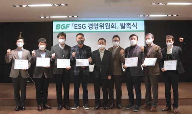 23일 서울 삼성동 BGF 사옥에서 열린 ESG 경영위원회 출범식에서 공동 위원장을 맡은 이건준(왼쪽에서 다섯 번째) BGF리테일 대표, 홍정국(왼쪽에서 여섯 번째) BGF 대표 등이 기념 촬영을 하고 있다.