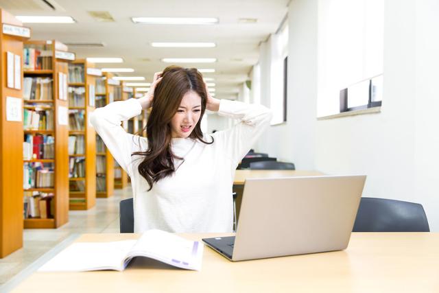 오래 앉아 있는 시간이 길수록 통풍을 유발하는 고요산혈증에 걸릴 위험이 높아진다. 게티이미지뱅크